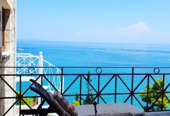 Deep Blue Villas has Balcony rooms