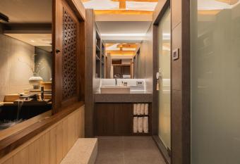 Luxury Hanok with private bathtub - Jeonggaheon has rooms with a private hot tub