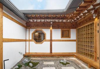 Luxury hanok with private bathtub - SW02 has rooms with a private hot tub