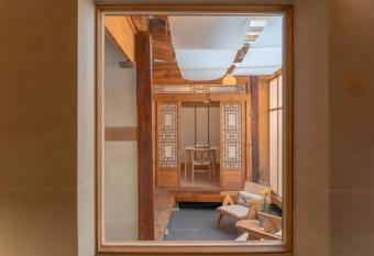 Luxury Hanok with private bathtub - Hwaneuidang has rooms with a private hot tub