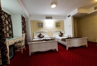 Hotel Helin Central has rooms with a private hot tub