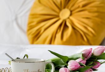 ARI Yellow Apartment - Panoramic View has rooms with a private hot tub