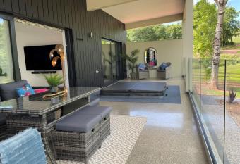 No.6 South View Lodges, Exeter has Balcony rooms