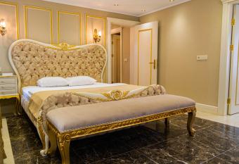 Flora Uzung  l Resort Hotel has rooms with a private hot tub