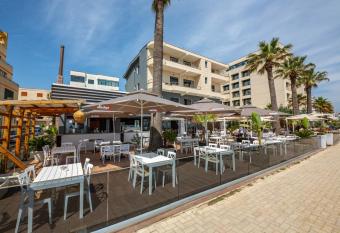 Galante Hotel allows 18 year olds to book a room