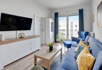 Grand Apartments - Apartament w centrum Gdyni allows 18 year olds to book a room