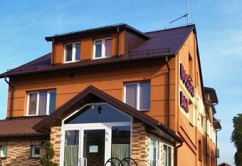 Zajazd Herbu Wielbut allows 18 year olds to book a room