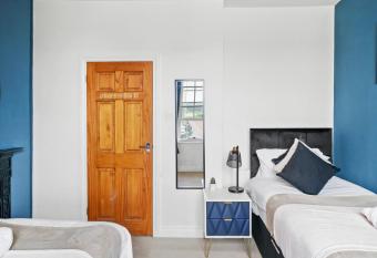 Harbourside Heaven in Bristol has rooms with a private hot tub