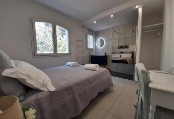 VILLA RASOA chambre LIBELLULE allows 18 year olds to book a room