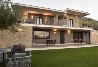 La Dependance Luxury Bed and Breakfast has Balcony rooms