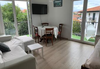   tico en esquina rodeado de terrazas todo exterior has Balcony rooms