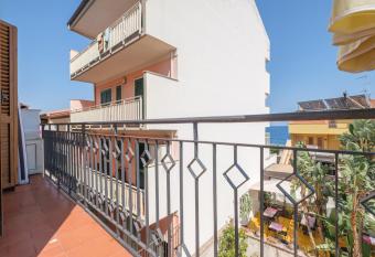 Casa Vacanza Santa Teresa Di Riva has Balcony rooms