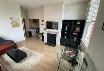Modern flat in Leeds City Centre, great for business and pleasure allows 18 year olds to book a room