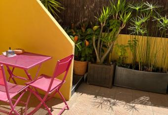 Petit nid Catalan , 10 minutes des plages allows 18 year olds to book a room