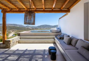Nasta Suites & Villas Intentional Living Mykonos has rooms with a private hot tub