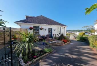 Lovely private studio room with own kitchen and bathroom. Set in the popular area of Shiphay in Torquay and only a short walk from Torbay Hospital allows 18 year olds to book a room