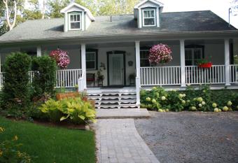 Manoir Dianell has Balcony rooms