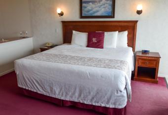 Ocean View Lodge has rooms with a private hot tub