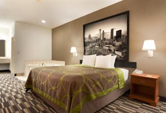 Super 8 by Wyndham Chatsworth/Dalton has rooms with a private hot tub