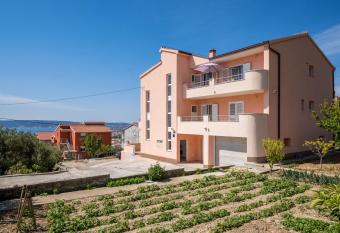 Apartments with a parking space Kastel Stari, Kastela - 19740 has Balcony rooms