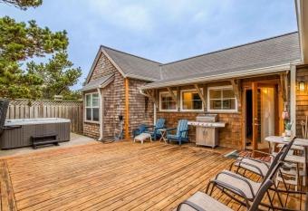Barefoot Beach House has Balcony rooms