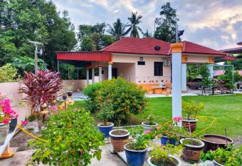 UMARI HOMESTAY KOTA BHARU has Balcony rooms