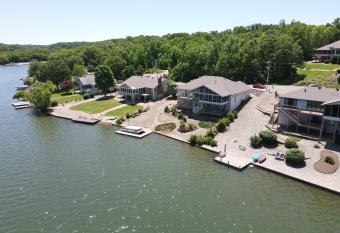 LAKE LOCH LOMOND PARADISE SUITE has Balcony rooms