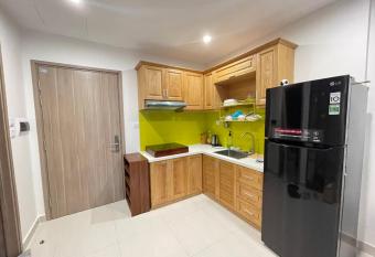 C  n H    Vinhomes Grand Park TP.Th         c allows 18 year olds to book a room