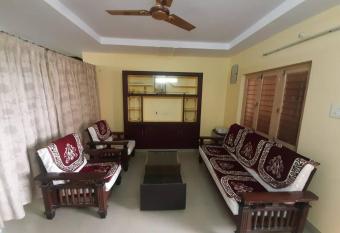 Lovely 2 Bedroom Condo with free Parking Space has Balcony rooms