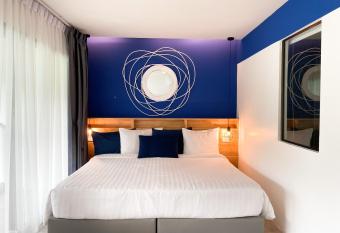 Kraam Silouette Hotel and Cafe Phuket has rooms with a private hot tub