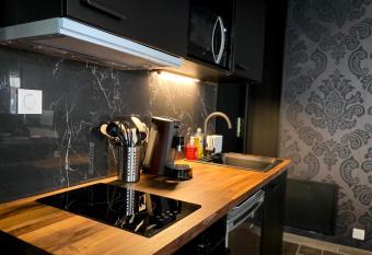 NOUVEAU - LUXURE - Secret Suite - JACUZZI allows 18 year olds to book a room