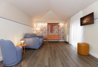 CASA FLORES Apartments allows 18 year olds to book a room