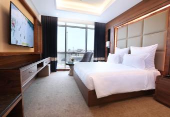 Weekend Hotel Sari has rooms with a private hot tub