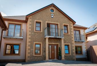 St Martin s House With Hot Tub has rooms with a private hot tub