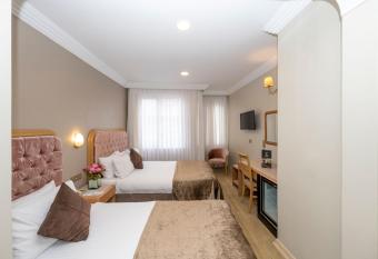 Grand Anka Hotel has rooms with a private hot tub