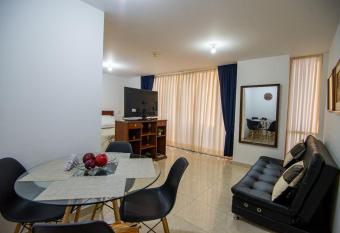 Apartaestudio comfortable, muy completo, familiar has rooms with a private hot tub