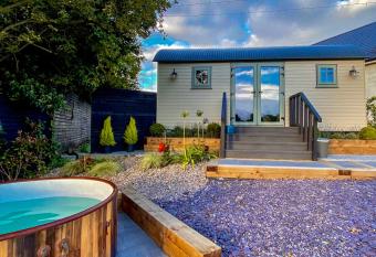 Bailey s Hideaway has Balcony rooms