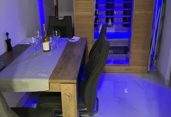 Borsalino Apartman has Balcony rooms