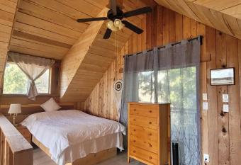 Rustic cedar Cabin has Balcony rooms