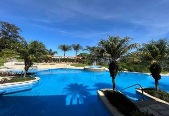 CR MARIPOSA RENTALS Cozy Retreat with Pool,Tennis,Gym,Free WiFi allows 18 year olds to book a room