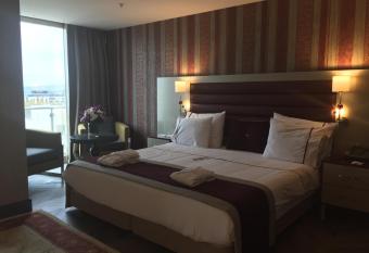 Taksim Gonen Hotel has rooms with a private hot tub