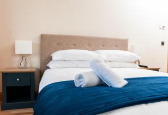 St Martins House Apartments has rooms with a private hot tub