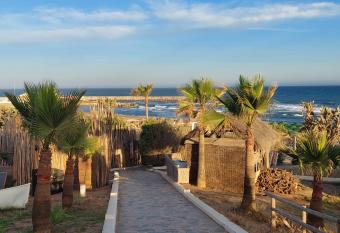 Charming 2 bed apartment next to Cabopino beach, Spain allows 18 year olds to book a room