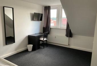 Monteurzimmer DorfStube Hasede allows 18 year olds to book a room