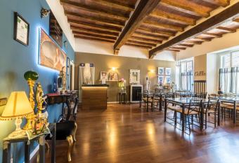 Domus San Martino GuestHouse has Balcony rooms