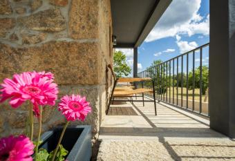 Casa dos Bernardos has Balcony rooms