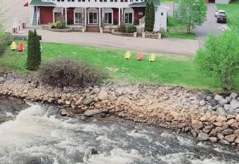 Motel et Suites B La Gentilhommi  re Vue sur Mer allows 18 year olds to book a room