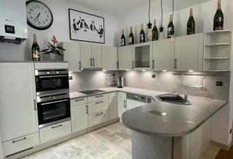 Le G  te de Jean Thevenin, avec parking gratuit has Balcony rooms