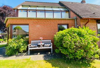 Schlunz allows 18 year olds to book a room