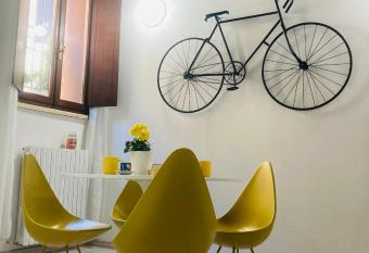 Bike&The City allows 18 year olds to book a room